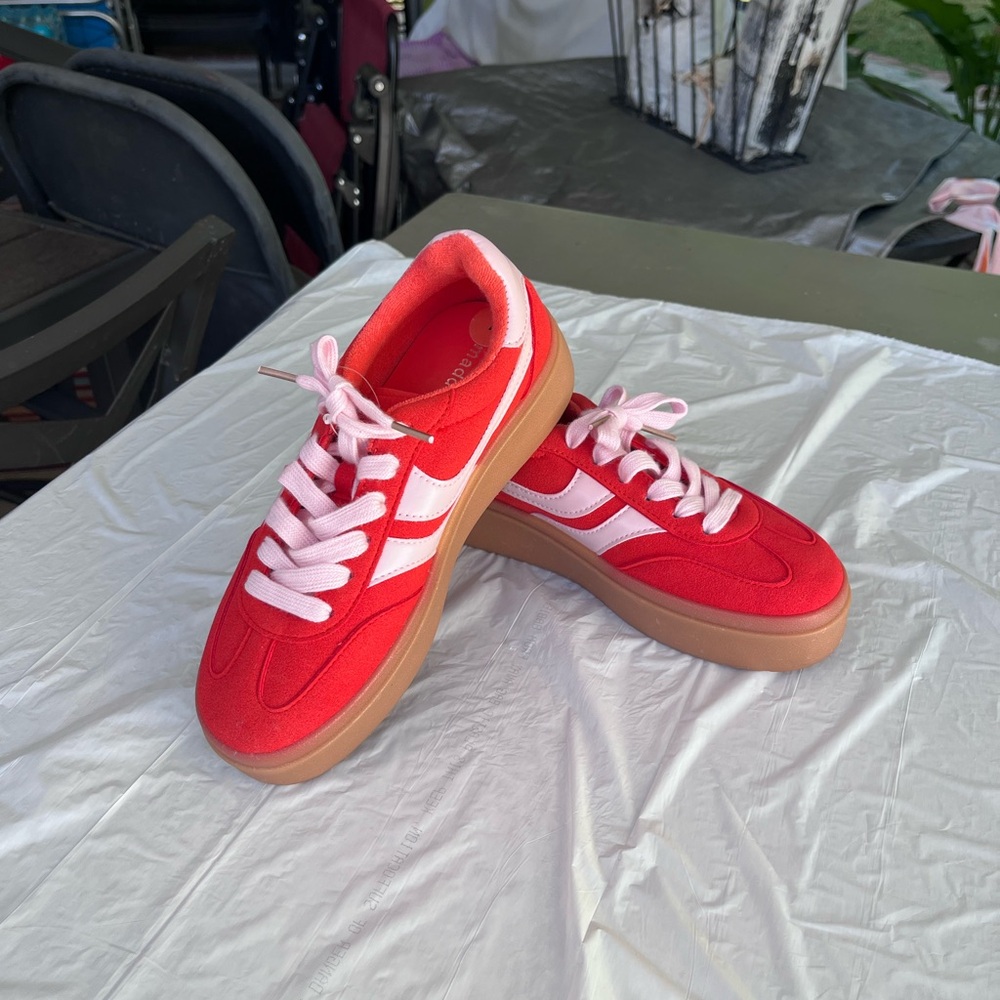 New without tag Madden Girl Red Platform Sneakers